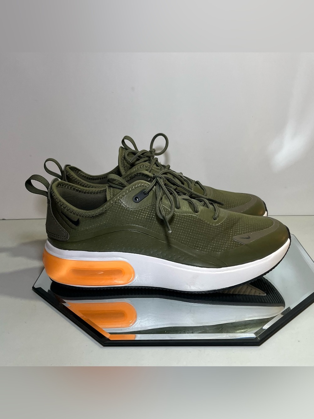 Women’s Nike Air Max Dia Athletic Shoes, US Size 9, Green